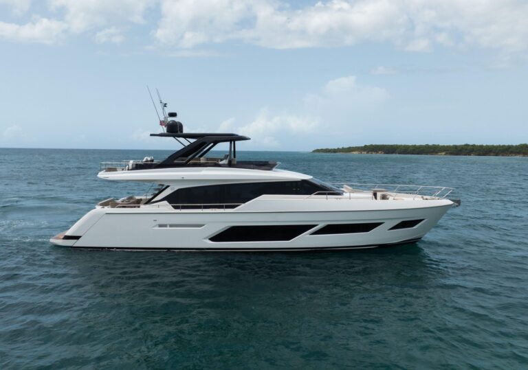 FERRETTI 720 CALMA