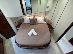 2001 Fairline Squadron 52 motor yacht for sale - photo 5