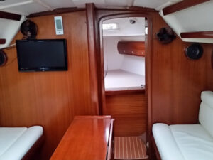 2003 Bavaria 36 sailing yacht for sale - Saloon