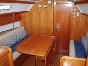 2005 Bavaria 32 Cruiser sailing yacht for sale - Interior image