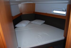 2015 Bavaria Cruiser 37 sailing yacht for sale - photo 3