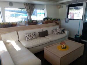 2015 Lagoon 620 catamaran for sale - Saloon 2