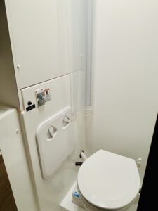 2018 Lagoon 40 catamaran for sale - Toilet