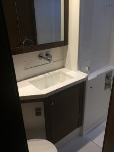 2018 Lagoon 450 Sport catamaran for sale - Bath / toilet 1