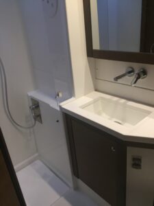 2018 Lagoon 450 Sport catamaran for sale - Bath / toilet 2