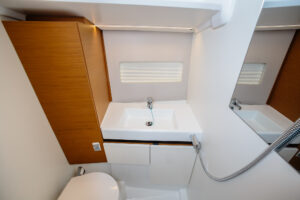 2019 Sun Odyssey 490 sailing yacht for sale - bagno