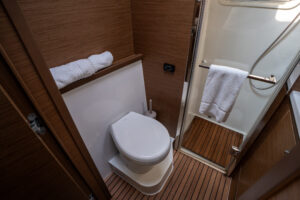 2020 Lagoon 52F catamaran for sale - Toilet